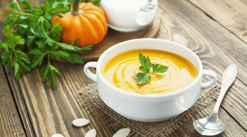 Il s'agit d'une soupe à la citrouille classique et facile à préparer avec de la citrouille fraîche et très rapide à préparer. Épaisse, crémeuse et pleine de saveurs, c'est la recette de soupe à la citrouille que vous ferez maintenant et pour toujours! N'oubliez pas le pain croustillant au beurre chaud pour tremper! {Bonus : la soupe à la citrouille est super saine avec seulement 189 calories par portion 