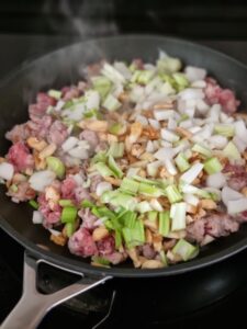 Aubergines farcies au poulet Que vous recherchiez un simple repas de semaine ou quelque chose à montrer lors de votre prochain dîner, ces délicieuses aubergines farcies au fromage plairont à coup sûr à la foule!