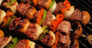 Les brochettes de bœuf (bifteck) sont l'un des dîners d'été les plus savoureux! Ceux-ci sont superposés avec des morceaux juteux et tendres de bœuf mariné savoureux et un quatuor coloré de légumes tendres. Une recette excitante sur laquelle toute la famille peut s'entendre! Brochettes de bifteck - Une recette de bifteck à essayer absolument !