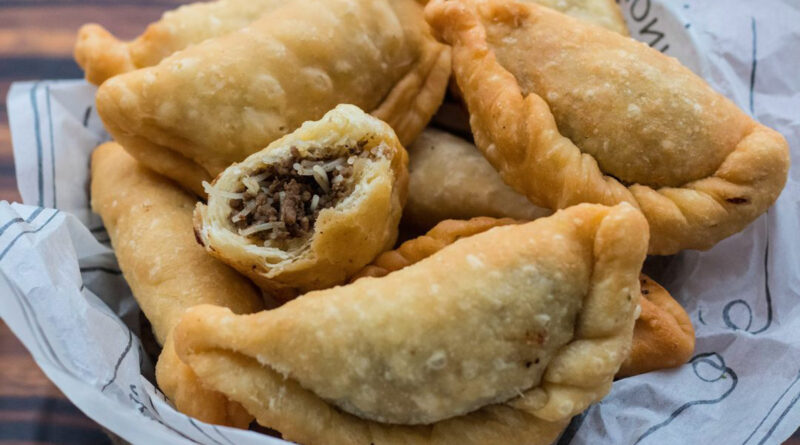 Les pastels sénégalais sont de petits beignets plats farcis de poisson et d'épices généralement servis en collation ou en apéritif.