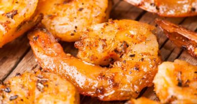 La marinade de ce plat rend les crevettes si savoureuses que vous n'aurez même pas besoin d'une trempette. Même ceux qui prétendent ne pas aimer les crustacés aiment vraiment cet apéritif.