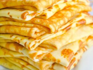 De bonnes crêpes à l'ancienne C'est une excellente recette que j'ai trouvée dans le livre de recettes de ma grand-mère. À en juger par l'aspect patiné de cette carte de recette, c'était un favori de la famille.