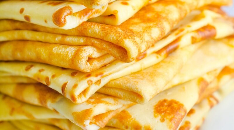 De bonnes crêpes à l'ancienne C'est une excellente recette que j'ai trouvée dans le livre de recettes de ma grand-mère. À en juger par l'aspect patiné de cette carte de recette, c'était un favori de la famille.