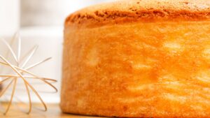 Gâteau éponge ou cake moelleux facile Ce gâteau éponge facile est doux, moelleux et léger comme l'air! Il s'agit d'une recette simple de génoise de base à base d'ingrédients tels que de la farine à gâteau, des œufs battus et du sucre pour une génoise facile et simple, moelleuse et moelleuse !