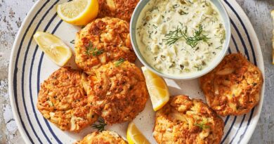 Avec du wasabi dans les beignets de crabe et la trempette, cet apéritif festif apporte sa propre chaleur à la fête des Fêtes.