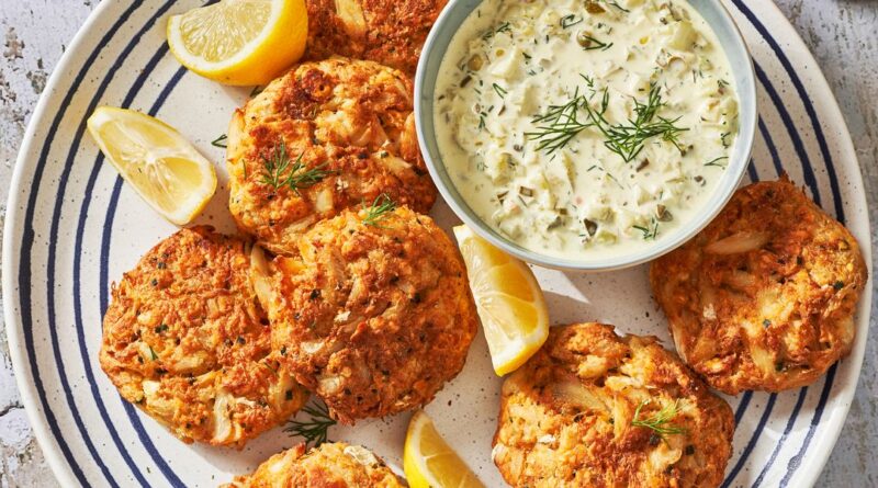 Avec du wasabi dans les beignets de crabe et la trempette, cet apéritif festif apporte sa propre chaleur à la fête des Fêtes.