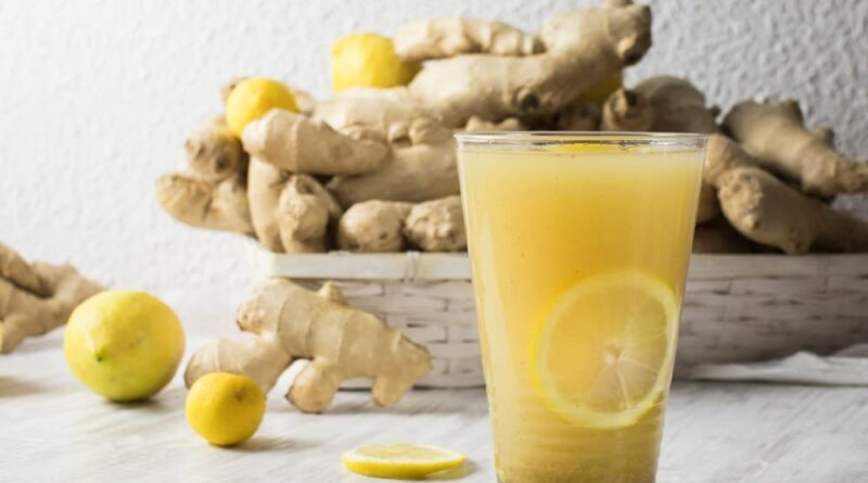 Jus de gingembre fait maison - rafraîchissant, acidulé, mentholé et sucré avec une boisson naturelle piquante faite avec seulement 5 ingrédients simples. Remplacez le sucre par du miel et vous obtenez une boisson détoxifiante saine qui peut être servie chaude ou froide !