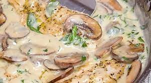 La sauce crémeuse aux champignons est le véritable héros de ce plat. C'est une excellente option de sauce pour la viande de poitrine de poulet maigre, ajoutant de la richesse et un facteur wow ! Et c'est un cran au-dessus des recettes habituelles de sauce aux champignons de base, grâce à une touche de vin blanc, de parmesan et de bouillon/bouillon de poulet. Ce sont tous des exhausteurs de goût / umami-boosters bien établis que j'utilise régulièrement et je ne me retiens pas !