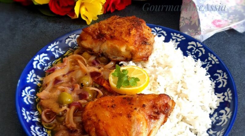 Poulet Yassa (Poulet Braisé Sénégalais Aux Oignons Caramélisés) Une version aux agrumes de vos plats de poulet et d'oignon cuits et étouffés préférés. La préparation du yassa commence par une viande, souvent du poulet, marinée avec des oignons et du jus d'agrumes, qui est ensuite braisée dans une riche base d'oignons jusqu'à ce que les alliums soient fondus et caramélisés.