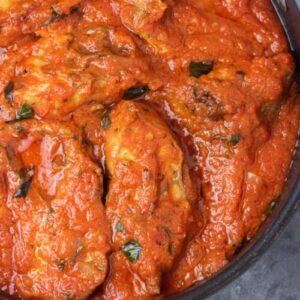 Le ragoût de poisson africain est un ragoût nigérian savoureux et appétissant à base de tilapia et cuit dans une combinaison épicée et parfumée de tomates et de poivrons. C'est vraiment incroyablement délicieux ! Ce ragoût africain est un autre plat bien-aimé couramment consommé en Afrique de l'Ouest et est également un favori des fêtes. Pour cette recette, j'aime faire frire le poisson avant de l'utiliser dans le ragoût. Vous pouvez ignorer cette étape ; le ragoût sera excellent même si vous ne le faites pas frire. Mais le poisson frit rend ce plat encore plus spécial. Cela donne une saveur plus forte et plus audacieuse qui, je vous le garantis, vous fera vous lécher les doigts!