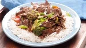 Sauté de bœuf rapide et facile. Je le fais les soirs de semaine les plus occupés. Besoin d'utiliser certains de vos restes de légumes et d'autres ingrédients de base du garde-manger ? Ne cherchez pas plus loin qu'un sauté de bœuf classique. Ce sauté de bœuf et de brocoli se prépare en seulement 25 minutes et ne nécessite que des ingrédients que vous avez probablement déjà. Et si vous ne le faites pas ? Vous pouvez simplement les ignorer !