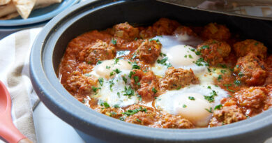 Tajine de kefta marocain à la sauce tomate – Kefta Mkaouara (Mkawra) Votre famille adorera cette recette marocaine classique de boulettes de viande (kefta mkaouara) cuites dans une sauce tomate maison. Les œufs pochés sont un ajout traditionnel mais facultatif, et vous pouvez réchauffer les choses avec un peu de poivre de Cayenne ou de piment entier. Ce plat marocain populaire comprend des boulettes de viande (kefta mkaouara) cuites dans une sauce tomate maison piquante semblable à celle de la shakshuka.