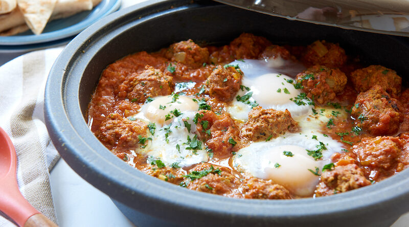 Tajine de kefta marocain à la sauce tomate – Kefta Mkaouara (Mkawra) Votre famille adorera cette recette marocaine classique de boulettes de viande (kefta mkaouara) cuites dans une sauce tomate maison. Les œufs pochés sont un ajout traditionnel mais facultatif, et vous pouvez réchauffer les choses avec un peu de poivre de Cayenne ou de piment entier. Ce plat marocain populaire comprend des boulettes de viande (kefta mkaouara) cuites dans une sauce tomate maison piquante semblable à celle de la shakshuka.