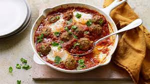 Tajine de kefta marocain à la sauce tomate – Kefta Mkaouara (Mkawra) Votre famille adorera cette recette marocaine classique de boulettes de viande (kefta mkaouara) cuites dans une sauce tomate maison. Les œufs pochés sont un ajout traditionnel mais facultatif, et vous pouvez réchauffer les choses avec un peu de poivre de Cayenne ou de piment entier. Ce plat marocain populaire comprend des boulettes de viande (kefta mkaouara) cuites dans une sauce tomate maison piquante semblable à celle de la shakshuka.
