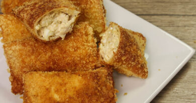 Tarte croustillante au thon Voici une autre collation facile et économique que vous pouvez préparer pour votre famille. Pas besoin de fabriquer ou d'acheter une croûte de pâtisserie. Les restes de pain tranché ou de pain de mie sont assez bons pour faire cette délicieuse tarte. Le thon en boîte est l'une des meilleures garnitures savoureuses, peu coûteuses et saines que vous puissiez utiliser. Une seule petite boîte mélangée à d'autres ingrédients peut faire environ 6 à 8 morceaux de cette tarte au thon. ​Tarte croustillante au thon Croustillant, délicieux et facile à faire. Essaie. Je sais avec certitude que votre famille l'aimera.