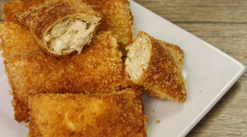 Tarte croustillante au thon Voici une autre collation facile et économique que vous pouvez préparer pour votre famille. Pas besoin de fabriquer ou d'acheter une croûte de pâtisserie. Les restes de pain tranché ou de pain de mie sont assez bons pour faire cette délicieuse tarte. Le thon en boîte est l'une des meilleures garnitures savoureuses, peu coûteuses et saines que vous puissiez utiliser. Une seule petite boîte mélangée à d'autres ingrédients peut faire environ 6 à 8 morceaux de cette tarte au thon. ​Tarte croustillante au thon Croustillant, délicieux et facile à faire. Essaie. Je sais avec certitude que votre famille l'aimera.