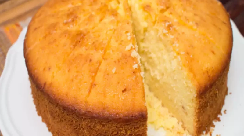 Gâteau éponge ou cake moelleux facile Ce gâteau éponge facile est doux, moelleux et léger comme l'air! Il s'agit d'une recette simple de génoise de base à base d'ingrédients tels que de la farine à gâteau, des œufs battus et du sucre pour une génoise facile et simple, moelleuse et moelleuse !