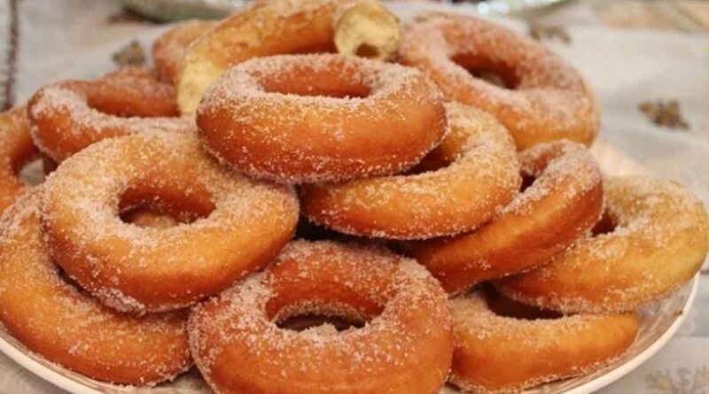 Les beignets glacés faits maison sont la réponse sucrée et moelleuse à "qu'est-ce qu'il y a pour le dessert ?" Cette recette de beignet de premier ordre offre un goût léger et beurré avec un glaçage parfaitement décadent qui se lèche les doigts. Apprenez à faire vos propres friandises de style boulangerie ici.