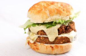 Burgers d'agneau épicés au yogourt à la menthe Faites cuisiner aux enfants avec nos burgers d'agneau épicés au yogourt à la menthe. Créée spécialement pour les enfants, la recette comporte des instructions faciles à suivre