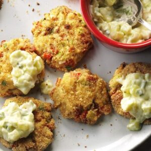 Avec du wasabi dans les beignets de crabe et la trempette, cet apéritif festif apporte sa propre chaleur à la fête des Fêtes.