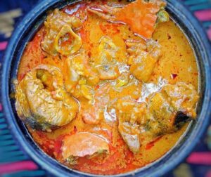 Sauce graine Je vous donne ma recette de sauce aux graines de palme. Cette sauce est cuisinée de différentes manières dans plusieurs pays africains et se déguste avec du foutou, du fufu, du placali, du riz etc…. En Afrique, nous vivons souvent en communautés. Nous cuisinons généralement en grande quantité, surtout lorsqu'il s'agit de ce type de plat.