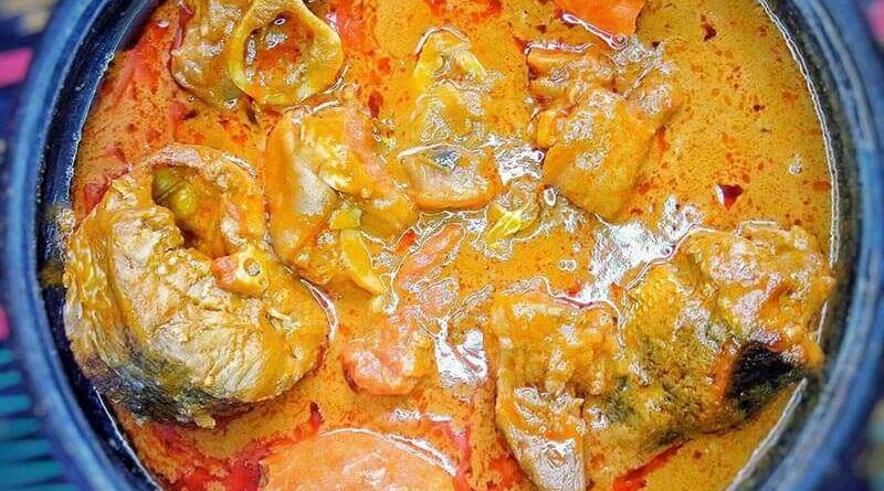 Sauce graine Je vous donne ma recette de sauce aux graines de palme. Cette sauce est cuisinée de différentes manières dans plusieurs pays africains et se déguste avec du foutou, du fufu, du placali, du riz etc…. En Afrique, nous vivons souvent en communautés. Nous cuisinons généralement en grande quantité, surtout lorsqu'il s'agit de ce type de plat.