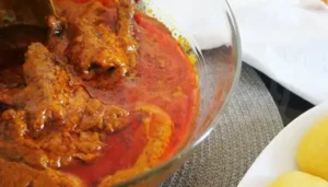 Sauce graine Je vous donne ma recette de sauce aux graines de palme. Cette sauce est cuisinée de différentes manières dans plusieurs pays africains et se déguste avec du foutou, du fufu, du placali, du riz etc…. En Afrique, nous vivons souvent en communautés. Nous cuisinons généralement en grande quantité, surtout lorsqu'il s'agit de ce type de plat.