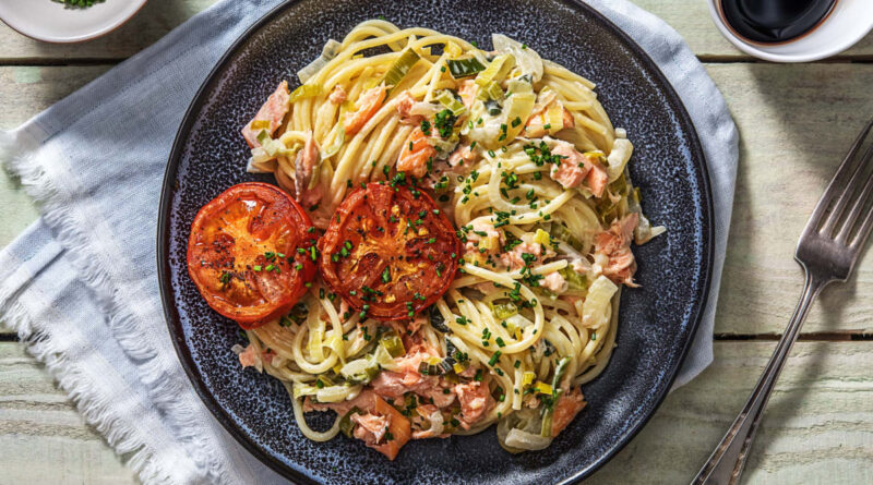 Spaghetti au saumon avec des courgettes Créez un peu de plaisir pour les enfants en servant le souper dans un colis. S'ouvre à table pour révéler de délicieux saumons roses, spaghettis, courgettes et tomates.