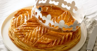 La galette des rois, célébrant l'Épiphanie, le jour où les Rois Mages ont rendu visite à l'enfant Jésus, est cuite tout au long du mois de janvier en France. Composé de deux cercles de pâte feuilletée prenant en sandwich une garniture de frangipanier, chacun est accompagné d'une couronne et contient toujours un bibelot, appelé fève, ou haricot, cuit dedans. C'est une invitation à la convivialité, autant à la fête qu'à la pâtisserie - si votre part a la fève, vous obtenez la couronne et le droit d'être roi ou reine de la journée. Heureusement, la galette peut être adaptée à votre emploi du temps. Les cercles de pâte peuvent être coupés, recouverts et réfrigérés à l'avance, tout comme la garniture aux amandes (elle se conserve jusqu'à 3 jours). Et toute la construction peut être faite tôt dans la journée et cuite quand vous êtes prêt. Insérez un haricot ou une amande entière dans la garniture