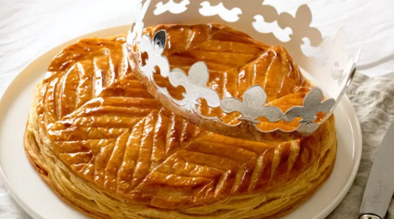 La galette des rois, célébrant l'Épiphanie, le jour où les Rois Mages ont rendu visite à l'enfant Jésus, est cuite tout au long du mois de janvier en France. Composé de deux cercles de pâte feuilletée prenant en sandwich une garniture de frangipanier, chacun est accompagné d'une couronne et contient toujours un bibelot, appelé fève, ou haricot, cuit dedans. C'est une invitation à la convivialité, autant à la fête qu'à la pâtisserie - si votre part a la fève, vous obtenez la couronne et le droit d'être roi ou reine de la journée. Heureusement, la galette peut être adaptée à votre emploi du temps. Les cercles de pâte peuvent être coupés, recouverts et réfrigérés à l'avance, tout comme la garniture aux amandes (elle se conserve jusqu'à 3 jours). Et toute la construction peut être faite tôt dans la journée et cuite quand vous êtes prêt. Insérez un haricot ou une amande entière dans la garniture