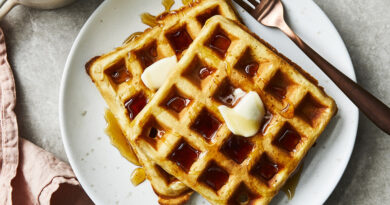 Cette recette de gaufres maison est faite avec des ingrédients simples et est légère et croustillante à l'extérieur, douce et moelleuse à l'intérieur. Ils sont parfaits à chaque fois ! Cette recette de gaufres moelleuses et croustillantes est meilleure lorsqu'elle est recouverte de beurre et de vrai sirop d'érable et d'un côté de bacon. Ils sont si bons !