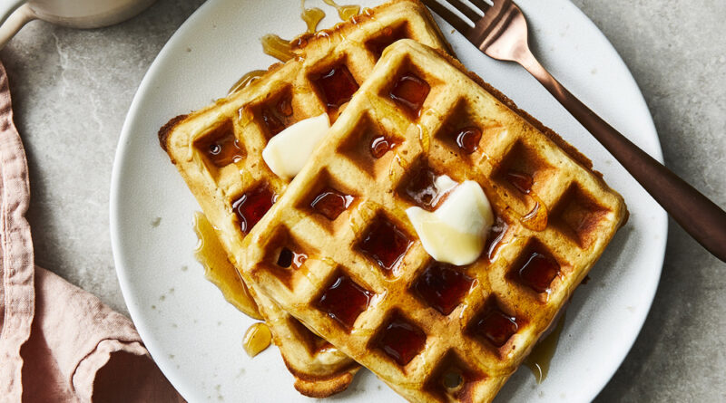 Cette recette de gaufres maison est faite avec des ingrédients simples et est légère et croustillante à l'extérieur, douce et moelleuse à l'intérieur. Ils sont parfaits à chaque fois ! Cette recette de gaufres moelleuses et croustillantes est meilleure lorsqu'elle est recouverte de beurre et de vrai sirop d'érable et d'un côté de bacon. Ils sont si bons !
