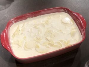 Le dauphinois (parfois appelé dauphinoise) tire son nom de la région du Dauphiné en France et est un plat apprécié dans le monde entier. La combinaison de pommes de terre imbibées de crème infusée à l'ail puis cuites lentement à la perfection fondante est à peu près aussi bonne qu'elle l'est lorsqu'il s'agit d'aliments réconfortants. Ce dauphinois est garni de gruyère et cuit au four, ce qui en fait un gratin dauphinois et extra délicieux.