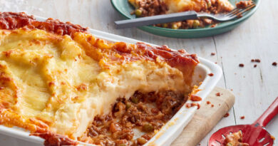 Hachis Parmentier Recette de pâté chinois préférée, une casserole classique de Grande-Bretagne et d'Irlande à l'américaine. Faites cuire du bœuf haché et des légumes savoureux, garnissez de purée de pommes de terre et faites cuire à la perfection. Le hachis parmentier nous vient d'Angleterre, et est traditionnellement fait avec de l'agneau ou du mouton. Ici, aux États-Unis, nous sommes plus une culture de consommation de bœuf qu'un agneau en mangeant un, et quand on nous sert du « pâté chinois », ici, il est le plus souvent fait avec du bœuf haché.