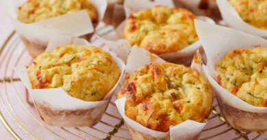 Muffins salés aux courgettes et au fromage Ma recette de muffins aux courgettes et au fromage est si simple, si bonne et si savoureuse - ce qui prouve que vous n'avez pas besoin d'être sucré pour un petit-déjeuner ou un brunch cuit au four.