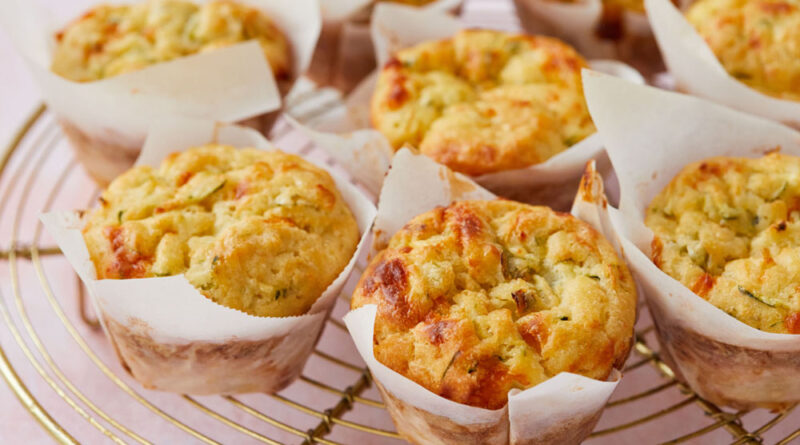 Muffins salés aux courgettes et au fromage Ma recette de muffins aux courgettes et au fromage est si simple, si bonne et si savoureuse - ce qui prouve que vous n'avez pas besoin d'être sucré pour un petit-déjeuner ou un brunch cuit au four.