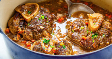 Qu'est-ce que l'Osso Bucco ? "Osso Bucco" signifie "trou d'os" car cette moelle donne la saveur riche à la sauce. Une cuillère à moelle, l'une de ces longues cuillères maigres que l'on trouve dans les anciens ensembles d'argenterie sterling, serait utile avec ce plat, car la succulente moelle de tige peut être difficile à extraire (j'ai utilisé le bout maigre d'une cuillère à café). J'ai fait plusieurs fois de l'osso buco, un plat italien de jarrets de veau braisés. J'en ai mangé dans de bons restaurants italiens mais je ne l'ai jamais vraiment aimé jusqu'à maintenant.