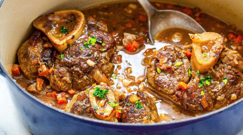 Qu'est-ce que l'Osso Bucco ? "Osso Bucco" signifie "trou d'os" car cette moelle donne la saveur riche à la sauce. Une cuillère à moelle, l'une de ces longues cuillères maigres que l'on trouve dans les anciens ensembles d'argenterie sterling, serait utile avec ce plat, car la succulente moelle de tige peut être difficile à extraire (j'ai utilisé le bout maigre d'une cuillère à café). J'ai fait plusieurs fois de l'osso buco, un plat italien de jarrets de veau braisés. J'en ai mangé dans de bons restaurants italiens mais je ne l'ai jamais vraiment aimé jusqu'à maintenant.