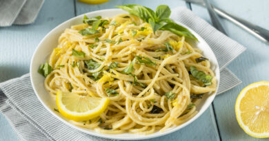 Les pâtes au citron et à l'ail offrent une saveur audacieuse et vibrante avec un minimum d'effort. C'est le genre de plat de pâtes vers lequel vous vous tournez les soirs de semaine occupés lorsque vous voulez un dîner satisfaisant sur la table en 20 minutes chrono.