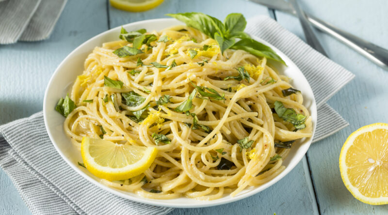 Les pâtes au citron et à l'ail offrent une saveur audacieuse et vibrante avec un minimum d'effort. C'est le genre de plat de pâtes vers lequel vous vous tournez les soirs de semaine occupés lorsque vous voulez un dîner satisfaisant sur la table en 20 minutes chrono.