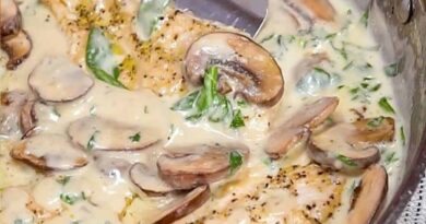 Un dîner de poulet rapide de 20 minutes qui est assez simple pour le milieu de semaine mais assez élégant pour la compagnie, ma sauce crémeuse aux champignons polyvalente servie avec une poitrine de poulet légèrement en croûte. C'est aussi bon que ça en a l'air et c'est très, très, très bon !