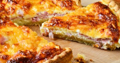 Recette de quiche lorraine La première quiche à attirer l'attention du public américain fut la quiche lorraine dans les années 1950. Depuis lors, nous avons traversé ce qui s'est avéré être le quiching de l'Amérique. Comme la crème glacée, la quiche apparaît dans toutes les saveurs - des asperges aux courgettes. Cette recette donne suffisamment de garniture pour un plat à tarte. Si vous utilisez un moule à tarte, attendez-vous à avoir de la crème anglaise supplémentaire.