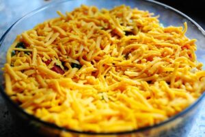 Une salade étagée colorée parfaite pour les repas-partage et les pique-niques. C'est une salade printanière simple et belle, et un aliment de base des repas-partage et des déjeuners dans ma région du pays. Vous pouvez varier les ingrédients selon vos goûts et ce que vous avez dans votre frigo, et vous pouvez l'agrémenter un peu d'herbes fraîches, de gorgonzola, tout ce qui fait voler votre jupe ! Les ingrédients standard de la plupart des salades en couches sont de la laitue ou des épinards (ou les deux !), Des œufs durs, du bacon émietté, du fromage râpé, des oignons verts et des pois verts, qui sont disposés en couches dans un joli bol en verre afin que les couches puissent être vues dans tous les sens. leur beauté colorée.