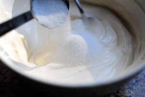 Une salade étagée colorée parfaite pour les repas-partage et les pique-niques. C'est une salade printanière simple et belle, et un aliment de base des repas-partage et des déjeuners dans ma région du pays. Vous pouvez varier les ingrédients selon vos goûts et ce que vous avez dans votre frigo, et vous pouvez l'agrémenter un peu d'herbes fraîches, de gorgonzola, tout ce qui fait voler votre jupe ! Les ingrédients standard de la plupart des salades en couches sont de la laitue ou des épinards (ou les deux !), Des œufs durs, du bacon émietté, du fromage râpé, des oignons verts et des pois verts, qui sont disposés en couches dans un joli bol en verre afin que les couches puissent être vues dans tous les sens. leur beauté colorée.