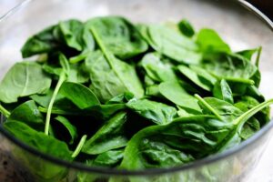 Une salade étagée colorée parfaite pour les repas-partage et les pique-niques. C'est une salade printanière simple et belle, et un aliment de base des repas-partage et des déjeuners dans ma région du pays. Vous pouvez varier les ingrédients selon vos goûts et ce que vous avez dans votre frigo, et vous pouvez l'agrémenter un peu d'herbes fraîches, de gorgonzola, tout ce qui fait voler votre jupe ! Les ingrédients standard de la plupart des salades en couches sont de la laitue ou des épinards (ou les deux !), Des œufs durs, du bacon émietté, du fromage râpé, des oignons verts et des pois verts, qui sont disposés en couches dans un joli bol en verre afin que les couches puissent être vues dans tous les sens. leur beauté colorée.