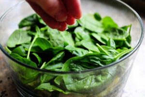 Une salade étagée colorée parfaite pour les repas-partage et les pique-niques. C'est une salade printanière simple et belle, et un aliment de base des repas-partage et des déjeuners dans ma région du pays. Vous pouvez varier les ingrédients selon vos goûts et ce que vous avez dans votre frigo, et vous pouvez l'agrémenter un peu d'herbes fraîches, de gorgonzola, tout ce qui fait voler votre jupe ! Les ingrédients standard de la plupart des salades en couches sont de la laitue ou des épinards (ou les deux !), Des œufs durs, du bacon émietté, du fromage râpé, des oignons verts et des pois verts, qui sont disposés en couches dans un joli bol en verre afin que les couches puissent être vues dans tous les sens. leur beauté colorée.