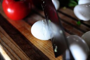 Une salade étagée colorée parfaite pour les repas-partage et les pique-niques. C'est une salade printanière simple et belle, et un aliment de base des repas-partage et des déjeuners dans ma région du pays. Vous pouvez varier les ingrédients selon vos goûts et ce que vous avez dans votre frigo, et vous pouvez l'agrémenter un peu d'herbes fraîches, de gorgonzola, tout ce qui fait voler votre jupe ! Les ingrédients standard de la plupart des salades en couches sont de la laitue ou des épinards (ou les deux !), Des œufs durs, du bacon émietté, du fromage râpé, des oignons verts et des pois verts, qui sont disposés en couches dans un joli bol en verre afin que les couches puissent être vues dans tous les sens. leur beauté colorée.
