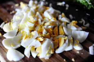 Une salade étagée colorée parfaite pour les repas-partage et les pique-niques. C'est une salade printanière simple et belle, et un aliment de base des repas-partage et des déjeuners dans ma région du pays. Vous pouvez varier les ingrédients selon vos goûts et ce que vous avez dans votre frigo, et vous pouvez l'agrémenter un peu d'herbes fraîches, de gorgonzola, tout ce qui fait voler votre jupe ! Les ingrédients standard de la plupart des salades en couches sont de la laitue ou des épinards (ou les deux !), Des œufs durs, du bacon émietté, du fromage râpé, des oignons verts et des pois verts, qui sont disposés en couches dans un joli bol en verre afin que les couches puissent être vues dans tous les sens. leur beauté colorée.