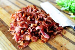 Une salade étagée colorée parfaite pour les repas-partage et les pique-niques. C'est une salade printanière simple et belle, et un aliment de base des repas-partage et des déjeuners dans ma région du pays. Vous pouvez varier les ingrédients selon vos goûts et ce que vous avez dans votre frigo, et vous pouvez l'agrémenter un peu d'herbes fraîches, de gorgonzola, tout ce qui fait voler votre jupe ! Les ingrédients standard de la plupart des salades en couches sont de la laitue ou des épinards (ou les deux !), Des œufs durs, du bacon émietté, du fromage râpé, des oignons verts et des pois verts, qui sont disposés en couches dans un joli bol en verre afin que les couches puissent être vues dans tous les sens. leur beauté colorée.