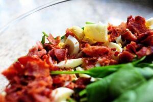 Une salade étagée colorée parfaite pour les repas-partage et les pique-niques. C'est une salade printanière simple et belle, et un aliment de base des repas-partage et des déjeuners dans ma région du pays. Vous pouvez varier les ingrédients selon vos goûts et ce que vous avez dans votre frigo, et vous pouvez l'agrémenter un peu d'herbes fraîches, de gorgonzola, tout ce qui fait voler votre jupe ! Les ingrédients standard de la plupart des salades en couches sont de la laitue ou des épinards (ou les deux !), Des œufs durs, du bacon émietté, du fromage râpé, des oignons verts et des pois verts, qui sont disposés en couches dans un joli bol en verre afin que les couches puissent être vues dans tous les sens. leur beauté colorée.